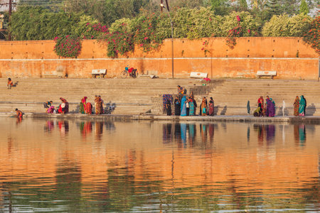 UJJAIN, INDIA - APRIL 25, 2011: People bathing and washing clothes in the morning on ghats of holy Kshipra river. Shipra is one of the sacred rivers in Hinduismのeditorial素材