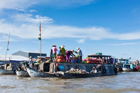 CAN THO,VIETNAM - 4 JUNE, 2011: Unidentified people at floating market in Mekong river delta. Cai Rang and Cai Be markets are central markets in delta and became popular tourist destinationのeditorial素材