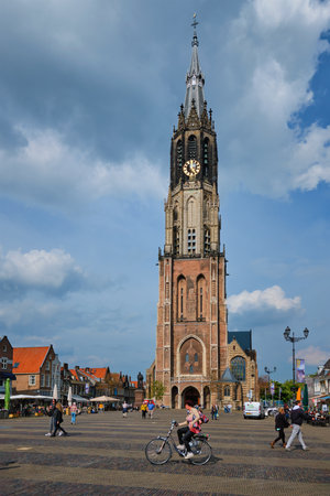 Delft, Netherlands - May 12, 2017: Nieuwe Kerk New Church protestant church on Delft Market Square Markt with people. Delft, Netherlandsのeditorial素材