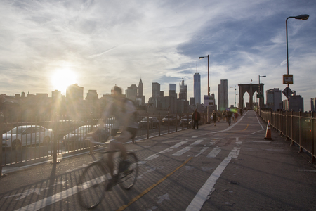 Cyclist on the Brooklyn Bridge. New York. USAのeditorial素材