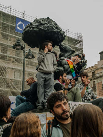 protester uploaded to the bear and strawberry tree in the 15Mのeditorial素材