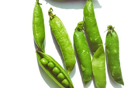 close up view peas on white background,peas on white backgroundの写真素材