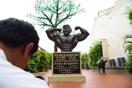 Datuk Wira Dr  Gan Boon Leong statue at Malacca Townのeditorial素材