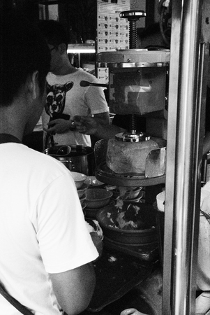 Man serving Ice Kacang at a street of Malacca Townのeditorial素材