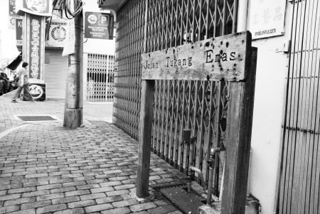 Old street name sign of Jalan Tukang Emas at Malacca Townのeditorial素材