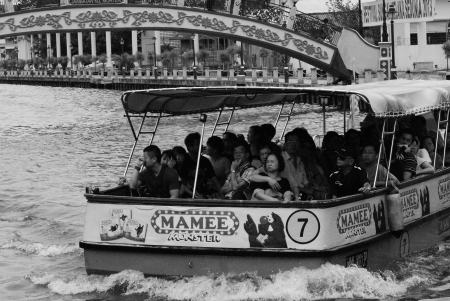 Ferry passing under Kampung Morten Bridge at Malacca Townのeditorial素材
