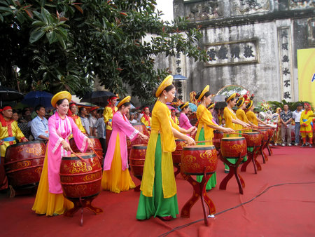 HAI DUONG, VIETNAM, February, 25: Folk artists in traditional costume performing drum at Con Son, Kiep Bac festival on February, 25, 2013 in Hai Duong, Vietnam. のeditorial素材