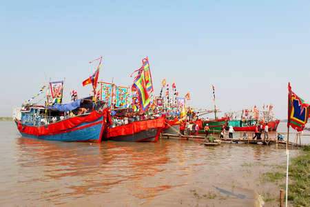 HAI DUONG, VIETNAM, March 2: Performed traditional boat on the Luc Dau river on March 2, 2013 in Kiep Bac â Con Son festival, Chi Linh, Hai Duong, Vietnam. Kiep Bac â Con Son festival is the most traditional festival, unique in Vietnam, held in springのeditorial素材