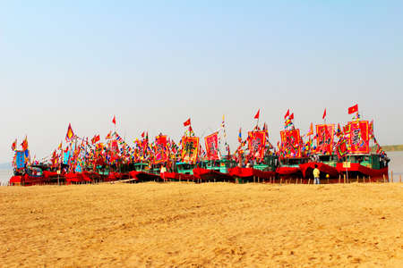 HAI DUONG, VIETNAM, March 2: Performed traditional boat on the Luc Dau river on March 2, 2013 in Kiep Bac â Con Son festival, Chi Linh, Hai Duong, Vietnam. Kiep Bac â Con Son festival is the most traditional festival, unique in Vietnam, held in springのeditorial素材