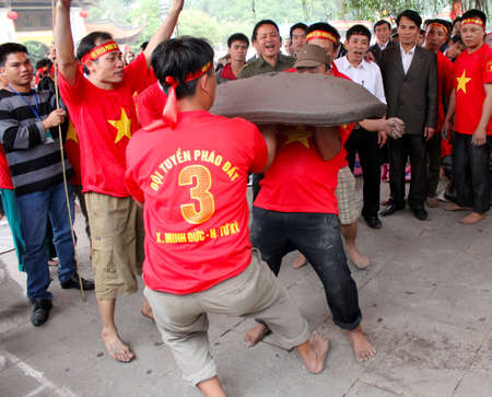 HAI DUONG, VIETNAM, February, 25: Vietnamese farmers play firecracker, wich made by land, unique folk game on February, 25, 2013 in Con Son pagoda, Chi Linh, Hai Duong, Vietnamのeditorial素材