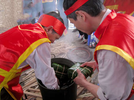 HAI DUONG, VIETNAM, February, 24: People exam to make square glutinous rice cake at Con Son, Kiep Bac festival on February, 24, 2013 in Hai Duong, Vietnam. This cake made with green bean, glutinous rice, fat pork. のeditorial素材