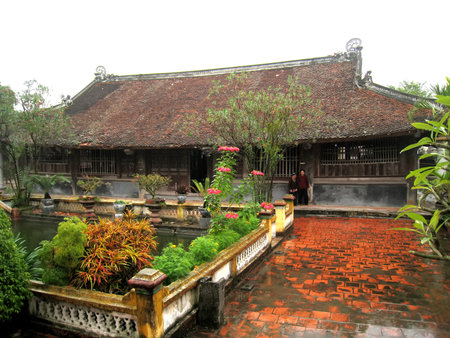 HAI DUONG, VIETNAM, September 19: people to tempel burning incense ceremony for luck on September 19, 2013 in Hai Duong, Vietnam. pray for luck from the gods is common spiritual focus in Vietnamのeditorial素材