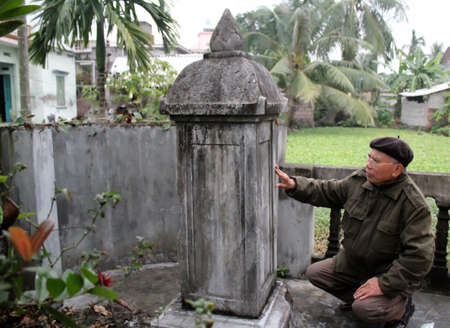 HAI DUONG, VIETNAM, September, 26: Old man reads epitaphs on September, 26, 2013 in Hai Duong, Vietnamのeditorial素材