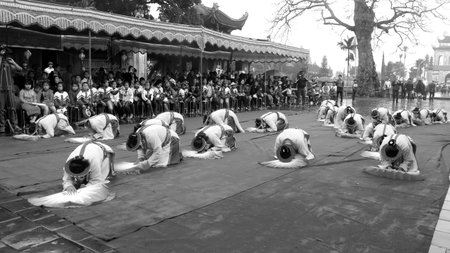 HAI DUONG, VIETNAM, March 29: people in traditional costumes arrange letters in new year for luck at Mao Dien temple on March, 29, 2014 in Hai Duong, Vietnam. This is the beauty to honor the learning. のeditorial素材