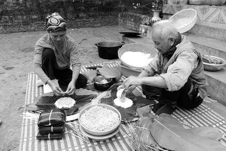 HAI DUONG, VIETNAM, February, 24:People make square glutinous rice cake on February, 24, 2014 in Hai Duong, Vietnam. Cake made with green bean, glutinous rice, pork. のeditorial素材
