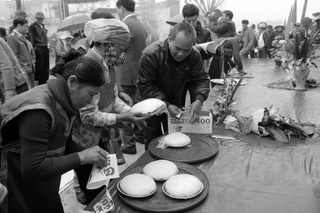 HAI DUONG, VIETNAM, February, 21:People exam to make round sticky rice cake at Cao festival on February, 21, 2014 in Hai Duong, Vietnam. This cake made with green beans, glutinous rice. のeditorial素材