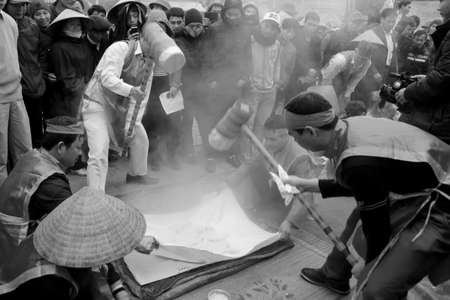 HAI DUONG, VIETNAM, February, 21:People exam to make round sticky rice cake at Cao festival on February, 21, 2014 in Hai Duong, Vietnam. This cake made with green beans, glutinous rice. のeditorial素材