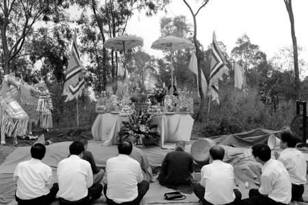 HAI DUONG, VIETNAM, September 12: Monks and the Visitors ceremony at Kiep Bac tempel on September 12, 2013 in Hai Duong, Vietnam. Kiep Bac tempel was built in the 13th century のeditorial素材