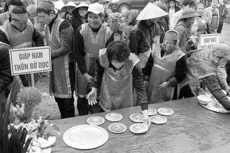 HAI DUONG, VIETNAM, February, 21:People exam to make round sticky rice cake at Cao festival on February, 21, 2014 in Hai Duong, Vietnam. This cake made with green beans, glutinous rice. のeditorial素材