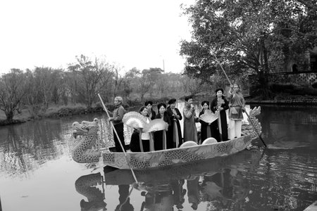 HAI DUONG, VIETNAM, March, 10: Asian group singing folk songs in folk festival on March, 10, 2014 in Hai Duong, Vietnam.のeditorial素材