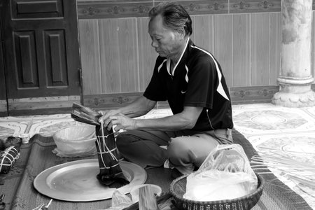 HAI DUONG, VIETNAM, November, 26: Asian man packing rice cake on November 26, 2013 in Hai Duong, Vietnamのeditorial素材