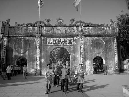 HAI DUONG, VIETNAM, September, 12: Group of people in traditional costume palanquin procession holy at at Con Son, Kiep Bac festival on September, 12, 2013 in Hai Duong, Vietnam. palanquin procession of holy is the sacred ceremonie of festivalのeditorial素材