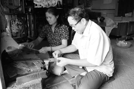 HAI DUONG, VIETNAM, MAY 27: Couples jeweler crafted silver rings on May 27, 2013 in traditional village jewelers Chau khe, Thuc khang, Binh giang, Hai duong, Vietnam.のeditorial素材
