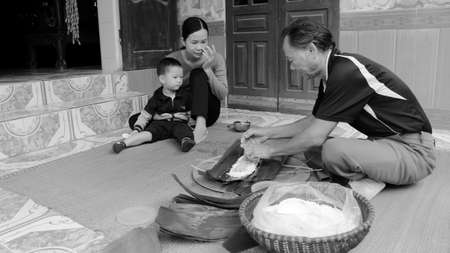 HAI DUONG, VIETNAM, November, 26: Asian man packing rice cake
 on November 26, 2013 in Hai Duong, Vietnam
のeditorial素材