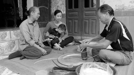 HAI DUONG, VIETNAM, November, 26: Asian man packing rice cake on November 26, 2013 in Hai Duong, Vietnamのeditorial素材