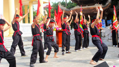 HAI DUONG, VIETNAM, JULY, 23: The martial arts practitioners performance traditional martial arts on july, 23, 2013 in Hai Duong, Vietnam. Name of the martial art is Nhat Nam のeditorial素材