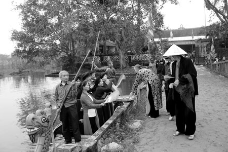 HAI DUONG, VIETNAM, March, 10: Asian group singing folk songs in folk festival on March, 10, 2014 in Hai Duong, Vietnam.のeditorial素材