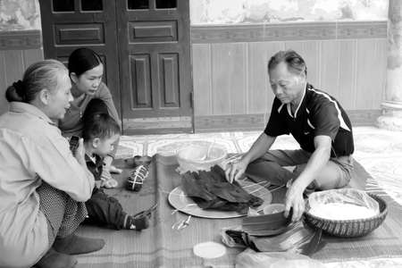HAI DUONG, VIETNAM, November, 26: Asian man packing rice cake on November 26, 2013 in Hai Duong, Vietnamのeditorial素材