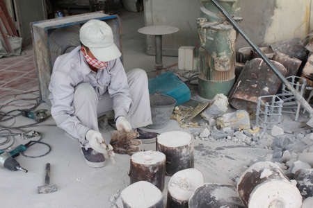HAI DUONG, VIETNAM, August, 3: workers removal mold bronze casting products on August, 3, 2014 in Hai Duong, Vietnam.のeditorial素材