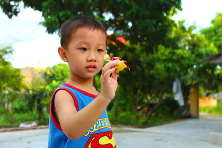 HAI DUONG, VIETNAM, September, 6: Boy play Tohe, the traditional toys in Vietnam made by colored rice powder on September, 6, 2014 in Hai Duong, Vietnam. This is the traditional toys in Vietnam is called: toheのeditorial素材