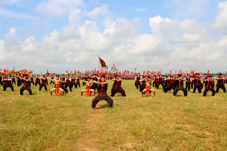 HAI DUONG, VIETNAM, SEPTEMBER, 10:martial arts practitioners performance traditional martial arts on September, 10, 2014 in Kiep Bac festival, Hai Duong, Vietnam. Name of the martial art is Nhat Namのeditorial素材