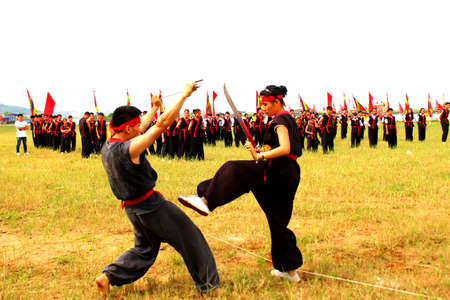 HAI DUONG, VIETNAM, SEPTEMBER, 10:martial arts practitioners performance traditional martial arts on September, 10, 2014 in Kiep Bac festival, Hai Duong, Vietnam. Name of the martial art is Nhat Namのeditorial素材