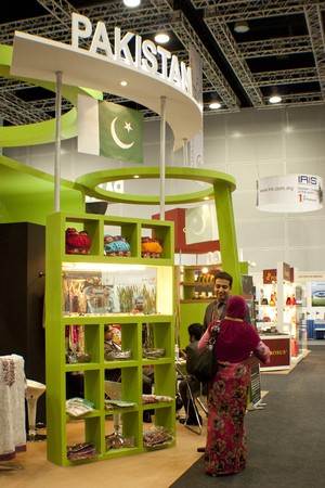 KUALA LUMPUR, MALAYSIA - MEI 19 : Trade exhibitor from Pakistan showcasing their product and services during the 6th World Islamic Economic Forum (WIEF) Mei 19, 2010 in Kuala Lumpur Malaysia.のeditorial素材