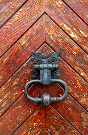Vintage knocker close-up on wooden door background,Troyes, Franceの写真素材