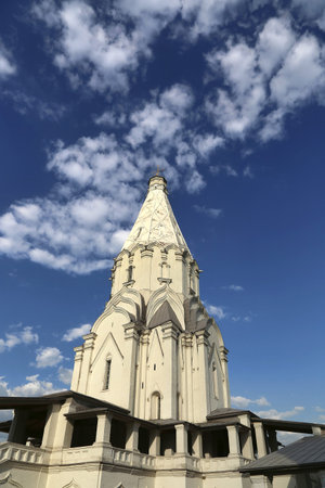 Architecture landmark of The Ascension Church (Voznesenskaya Church) against the blue sky with white clouds in Moscow museum-reserve Kolomenskoye (Kolomenskoe park), Russiaの写真素材
