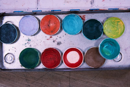 Open watercolor palette featuring vibrant colors, ideal for artistic projects and creative expression. Bright watercolor palette with multiple hues, perfect for artists and hobbyists. Top viewの写真素材