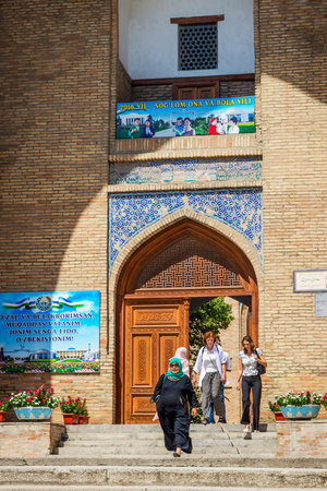 TASHKENT, UZBEKISTAN - AUGUST 24: People at the entrance to the Madrasah at Chorsu bazaar. August 2016のeditorial素材