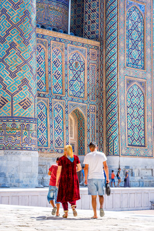 SAMARKAND, UZBEKISTAN - AUGUST 28: Local people visiting Registan, landmark of Uzbekistan. August 2016のeditorial素材