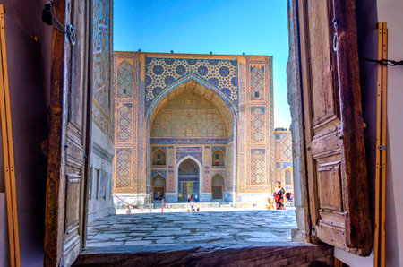 SAMARKAND, UZBEKISTAN - AUGUST 28: People visiting Ulugh Beg Madrasah Madrasah in Registan famous landmark of Samarkand, Uzbekistan. August 2016のeditorial素材
