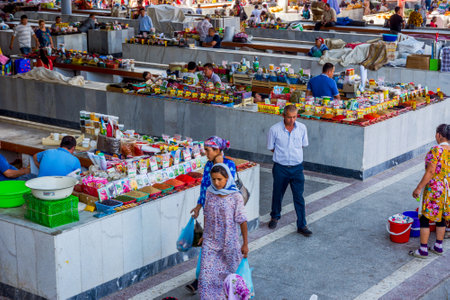 SAMARKAND, UZBEKISTAN - AUGUST 28: Stalls at Siab bazaar, local fruit, vegetable and spices market with people buying and selling. Samarkand, August 2016のeditorial素材