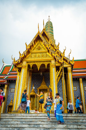 Bangkok, Thailand - Sep 11, 2015: People visiting Wat Phra Kaew, Emerald Buddha temple, Bangkokのeditorial素材