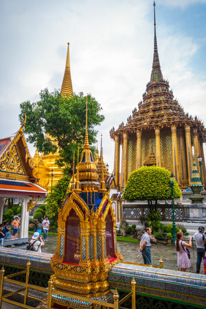 Bangkok, Thailand - Sep 11, 2015: People visiting Wat Phra Kaew, Emerald Buddha temple, Bangkokのeditorial素材