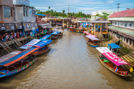 Amphawa, Thailand - Sep 13, 2015: Floating food market at Amphawa where food is cooked and prepared on the boats and serve to the people on the river canal bankのeditorial素材