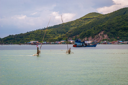 Songkhla, Thailand - Oct 2015: Overloaded boat in Songkhla canal, Thailandのeditorial素材