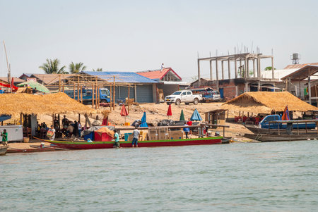 Nakasong, Laos - Mar 2016: Transport by ferries over Mekong river to the islandsのeditorial素材