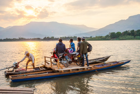 Muang Champassak, Laos - Feb 2016: Transporting motorbikes over Mekong river in Laosのeditorial素材